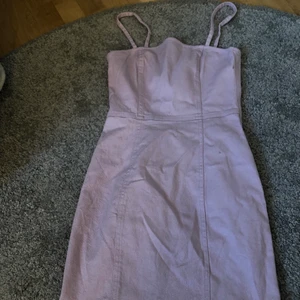 Jeans klänning  - Super fin lila jeans klänning! Aldrig använd! Köpte 2020! Super bra skick! 💜💜