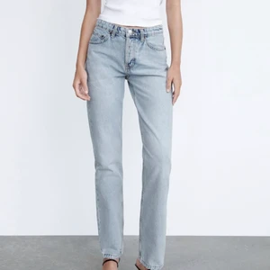 Jeans mid rise - Säljer nu dessa populära jeansen från zara i storlek 36. Väldigt sparsamt använda, ungefär 2 gånger. Köpa för 359. Skriv för fler bilder eller frågor😚