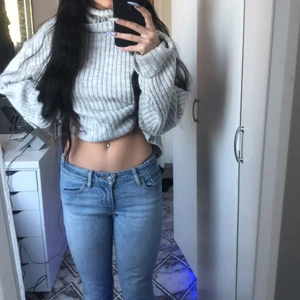 Tröja + byxor - Byxor från Levis passar xs /s bootcut jag är 158 lång . Tröjan är från na-kd i storlek xs