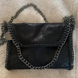 Stella McCartney - Säljer denna snygga Stella McCartney liknande väskan. Bra skick och är helt ny 💜 original pris 469