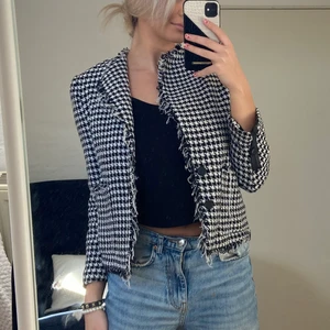 Claudie Pierlot - Claudie Pierlot jacka köpt under Fashion Week i Paris 2019. Använd flitigt första månaderna men sen tyvärr inte kommit så mycket till användning! Ursprungspris ca 3000kr 🖤 budgivning om de är många som är intresserade, köpare står för frakt