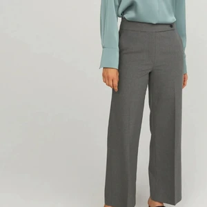 Gråa kostymbyxor  - Gråa kostymbyxor från Stockh lm, köpta för 799kr, i mycket fint skick, använda ett fåtal gånger, är lite för korta för mig som är 177 cm. Strl 34, men passar även 36 då stora i storleken