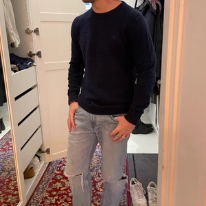 Gant mörkblå kabelstickad tröja - Stickad tröja från gant, bra skick. Färgen är mörkblå i verkligheten. Nypris är oklart men gissar på 1000