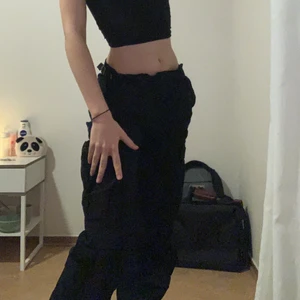 Brandit M65 black - Säljer mina super fina brandit m65 cargos i storleken 29, tyvärr var dem för stora i midjan men längden var perfekt! Jag är 170cm lång och brukar bära storleken xxs/xs så dessa passar dig som är S och även M. Jag har bara testat dem och har lappen kvar och kvitto om det behövs. 