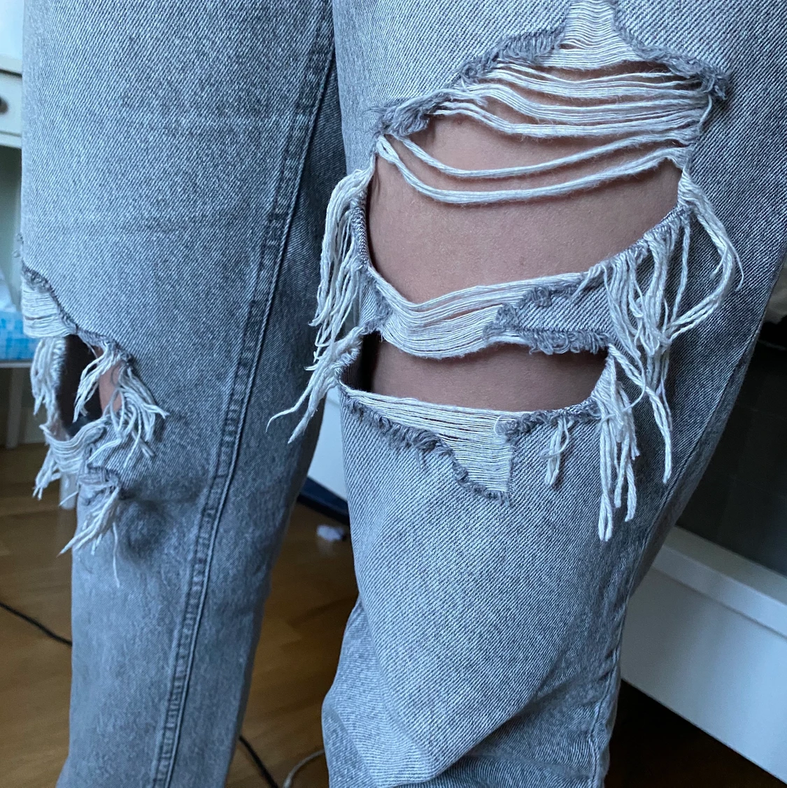 Gråa håliga jeans - 90