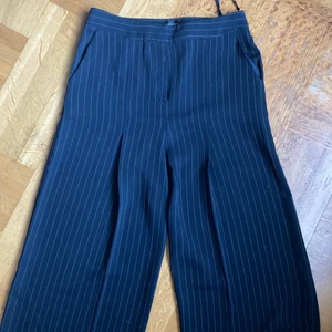 Populära topshop kostymbyxor  - Navy kostymbyxor ifrån topshop som vart slutsålda! Dessa är de som är lite vidare i modellen och liiiite kortare. Använda väl men med omsorg. Gör lite ont i hjärtat, men söker ny ägare nu! Samfraktar gärna om de är något mer man vill ha :)