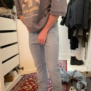 Maison margiela - Designer byxor med ett nypris på ca 5000 kr. Har ett litet hål mellan benen som går att fixa men syns inte så mycket annars, därmed det billiga priset. 