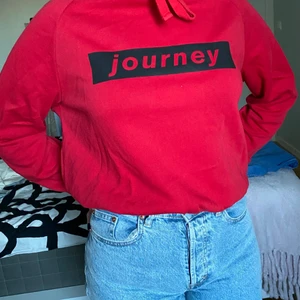 Röd hoodie - Frakt tillkommer, men om du bor i Uppsala kan vi mötas upp istället. Superskön röd hoodie med text. Använd vid två tillfällen. 