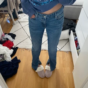 Mango jeans - Såå fina jeans från Mango, strl 40 så de blir low waist på mig som har 36/38. Långa på mig som är 173💕 NYSKICK!! Frakt 66kr spårbar 🤝💕