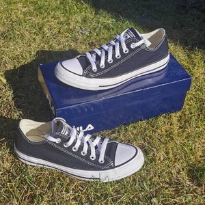 Svarta Converse 38 - Jag säljer min converse i storlek 38 då de inte är bra för mina hälar. Jag har använt de två gånger innan jag insåg att converse inte fungerar på mig. De är svarta och i storlek 38. I skorna står det att de är  24.5cm och skulle enligt mig motsvara storlek 38⅔ i Adidas skor. De är i nyskick.  De kan skickas mot fraktavgift eller mötas någonstans i Skåne. Jag har dessvärre inte kvar original förpackningen, skorna skickas/fås i FILA kartongen.