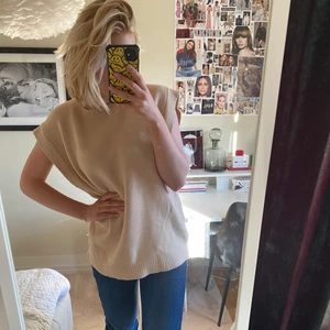 T-short kofta  - Lite tjockare material av t-shirt modell, sjukt snygg till vardags men man kan lätt styla upp, str S från zara 