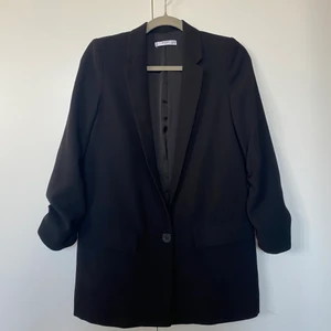 Svart kavaj/blazer - Superfin figursydd kavaj från Mango Suit i storlek XS. Den har insydda detaljer längs armarna och axelvaddar i axlarna. Faller fint! 