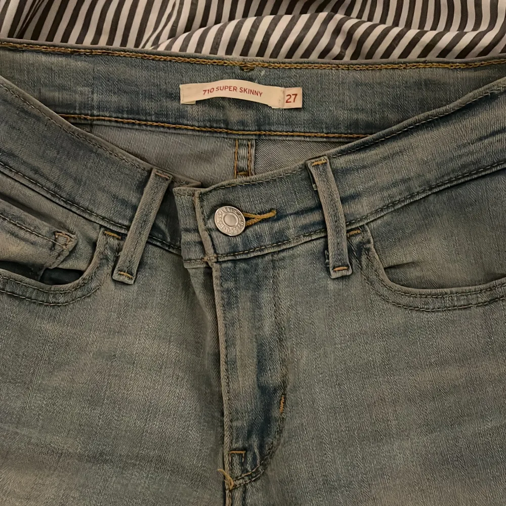 Levi’s mid-Low waist jeans, strl 37. Skulle säga att de motsvarar strl S eller 36 i andra jeans. Ljus blå. Nytt skick, knappt använda. Super skinny modell. För små för mig som är 175cm. Frakt tillkommer INTE💕. Jeans & Byxor.