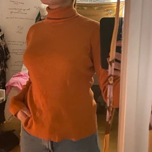 Orange polo :) - Orange polo från humana! Jättebra kvalitet, ribbad 💕💕 på lappen står det att den är large, men den passar en S- liten L☺️