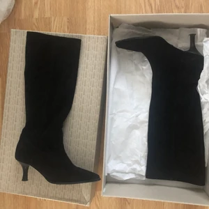 Bronx klackskor - Hej! Säljer nu mina fina Bronx skor (nypris är dryga 2000kr) dem är använda väldigt få gånger vilket även syns på skicket. Det går dock att se en liten användning på klacken. Storleken är 40 men jag tycker dem är små i storlek så dem passar mig med 39❤️