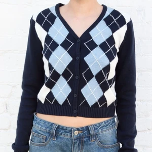 Brandy Melville kofta - Säljer denna söta kofta från brandy Melville eftersom den inte är min stil längre💗