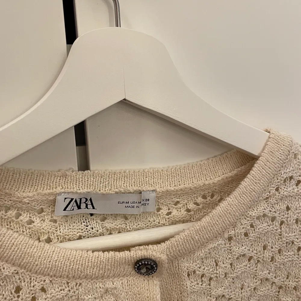 Superfin vit kofta från Zara med knappar. Fint skick. Storlek M men passar mindre!. Tröjor & Koftor.