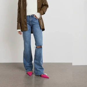 full length flare jeans - Säljer mina fina byxor då jag inte tycker dom är snygga på mig. Dom är i stl 44 men passar mej som är ca 175. Säljer dom för 200kr. Nypris:399kr. Har använt dom ca 10-15 gånger. Tvättat de såklart innan jag postar. Gina ska sluta sälja dessa byxor så dom kommer sluta säljas.