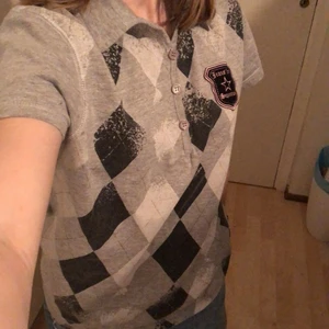 Cartini t- tröja i storlek XL - Stor i skriftlig storlek men i verkligheten en S/XS, fick i klapp men säljer nu och denna är helt oanvänd. Om du är intresserad kan jag skicka mera bilder och specifika mått.