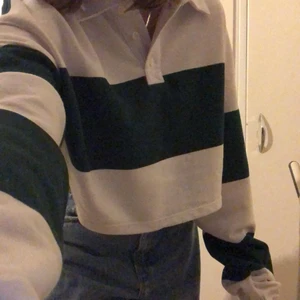 Halvcrop, H&M sweatshirt grön/vit randig - En grönvit halvcrop ifrån H&M i storlek S. Oanvänd (fick i present men inte använt) originalpris 150kr.