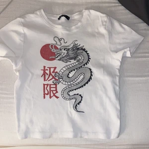 Storlek S - Tröjan e från new yorker och säljer den för 50kr + med frakt 