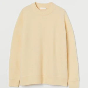 Gul stickad tröja - En super fin och skön tröja från HM, skicka för fler bilder så löser jag det! Det är i superbra skick och ej nopprig, är oversized💛