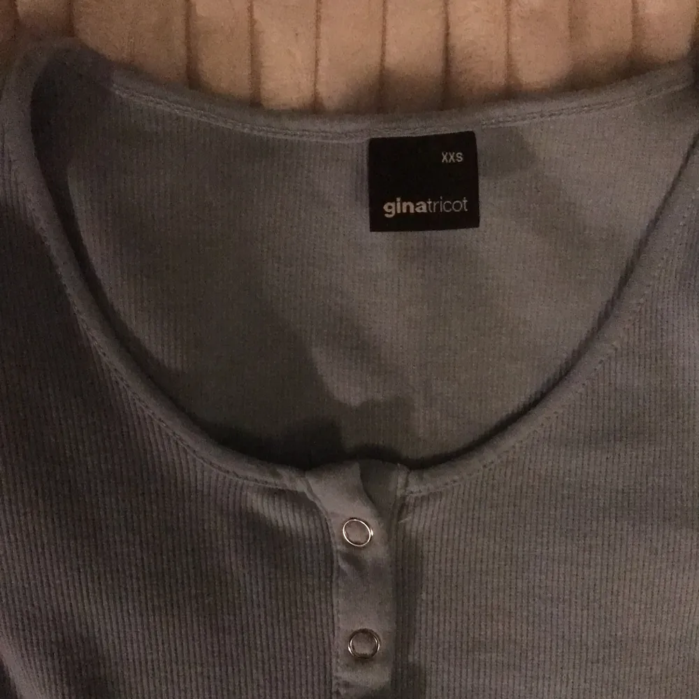 Har typ aldrig använt denna tröja. Den är babyblå och har inga hål eller är på nått sätt sliten. Den har några knappar på sig. Säljer den för att den är för liten för mig. . Tröjor & Koftor.