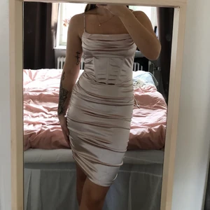 Superfin klänning i guld - Superfin rynkad klänning i guld. 