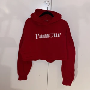 Röd Croptop H&M - Röd croptop från HM i storlek S. Använd ytterst lite och i mycket gott skick. 🥰❤️