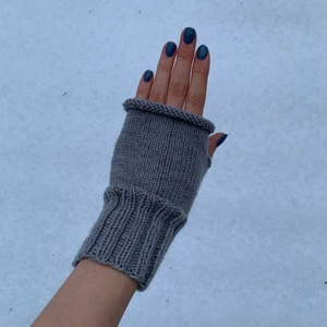 Torgvantar - SUPERFINA stickade TORGVANTAR som jag har gjort själv! Jag säljer flera liknande i min profil🥰 Det är bara att kontakta mig vid frågor😊