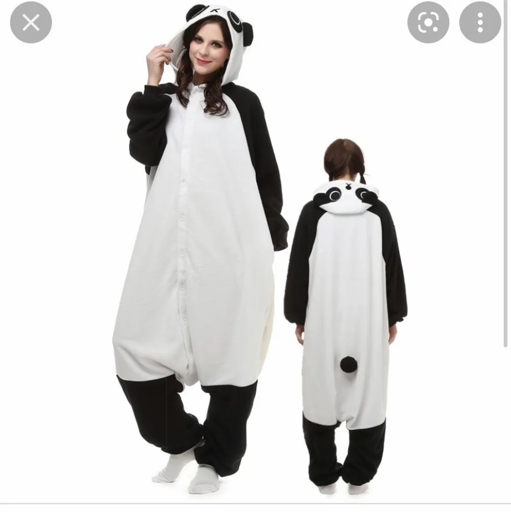 En fluffig panda dräkt/onesie. Nästan aldrig använd så i princip i nyskick. I storlek för barn/mindre vuxen. . Kostymer.