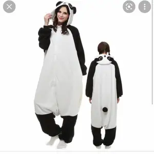 En fluffig panda dräkt/onesie. Nästan aldrig använd så i princip i nyskick. I storlek för barn/mindre vuxen. 