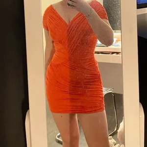 Klänning - Säljer denna coola klänning som är lite lite mer röd i verkligheten, cool och skön till sommaren