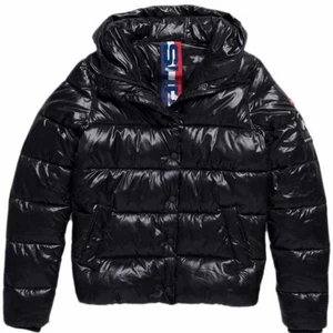 Vinterjacka - Säljer min vinterjacka från förra vintern men har inte kommit till användning denna vinter🤠 Supersnygg och går inte köpa någonstans längre. Nypris 1200