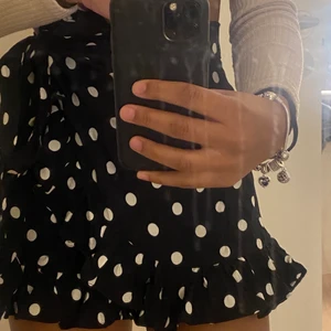 Kjol/shorts  - Kjol/shorts från Zara! Aldrig kommit till användning! Storlek Xs💙