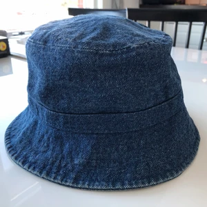 Buckethat jeans Monki  - Jättefin sommarhatt i jeanstyg från Monki, strl Medium. Inga tecken på användning och den finns inte att köpa längre.