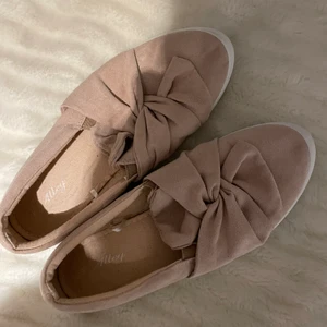 skor - Beige skor med en rosett aldrig använda endast testade 