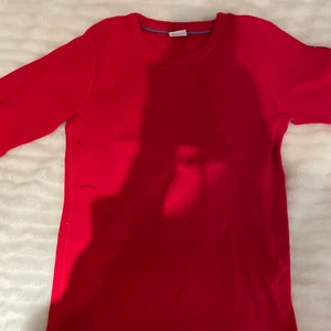 Topp - En röd topp som sitter tajt och fint i barn storlek