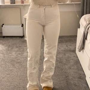 Vita/beiga vida jeans ifrån BikBok! Super bra skick, använd nån gång bara!!💕