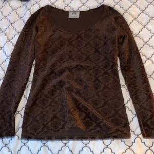 Brun vintage tröja  - Säljer en superfin mörk brun vintage tröja som är köpt från humana, säljer den pgr av att den inte är ett plagg jag har använt! Tröjan skulle uppskattas som storleken S, men passar också M <3 Om det är några frågor så är det bara och skriva!❤️ (pris kan diskuteras)