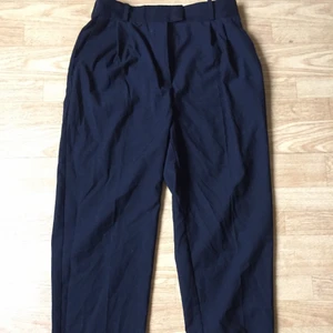 Kostymbyxor  - Kostymbyxor från H&M i storlek 42. Använd ca 3 gånger men säljer pga inte min stil längre. Skriv för fler bilder eller pris diskussion 🌼🌸