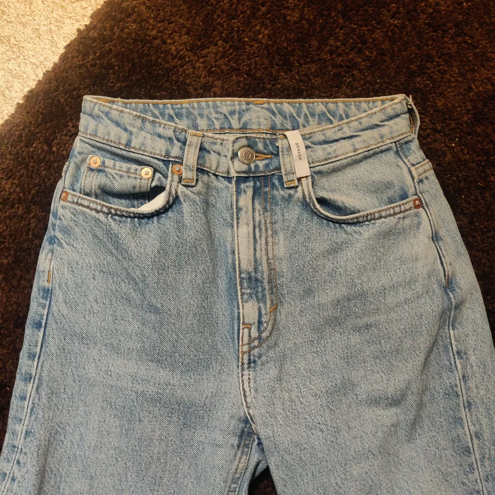 Mina fina weekday jeans i modellen voyage som jag bara han använda en sommar innan jag växte ur dom. Har möjligen krympt något, svårt att avgöra för mig men kan skicka mått om så önskas, annars passar de nog en mindre w 24. Superfint skick, inga slitningar. Hela och rena. Köparen står för frakt, endast swish. Nypris 500. . Jeans & Byxor.
