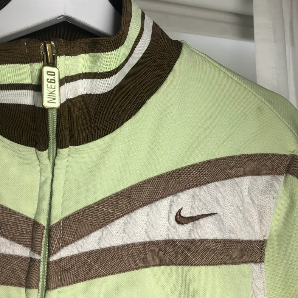 As ball tröja i grönt, brunt och vitt från Nike. Skicket är bra men täcken på användning finns. Pris kan diskuteras. 💚. Hoodies.