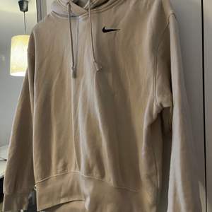 Sjukt din Nike hoodie köpt från Junkyard. Den är i storlek XS men passar mig jättebra som är en S-M i vanligt fall. Inga defekter eller liknande! 