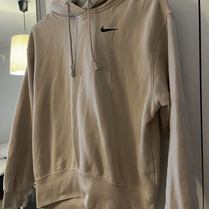 NIKE HOODIE BEIGE  - Sjukt din Nike hoodie köpt från Junkyard. Den är i storlek XS men passar mig jättebra som är en S-M i vanligt fall. Inga defekter eller liknande! 