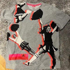 Stella McCartney X adidas  - T-shirt från Stella McCartneys collab med adidas. Stl M, väldigt sparsamt använd. Frakt på 45 kr tillkommer (ej spårbar) 