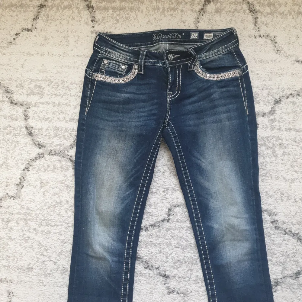 ‼️SÅLD‼️Asballa missme jeans i en dark wash. Topp kvalité. Bara en deffekt där en diamant fattas från en av fickorna men inget som märks. Storlek 26.. Jeans & Byxor.