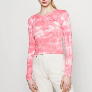 Tie dye top från Urban outfitters - Tie dye top från Urban outfitters. Som ny. Använd endast en gång. Fler, egna bilder kommer! Mitt pris: 200kr ink frakt