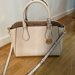 MICHAEL KORS VÄSKA - En helt ny Michael kors väska, använd bara ett par gånger så den är som en ny. Säljer den eftersom den inte kommer till någon användning mer. Köparen står för frakten!