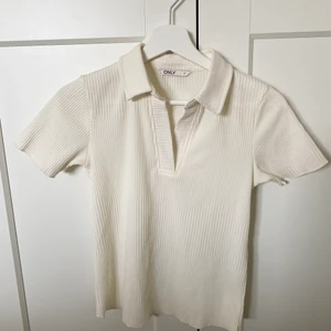 Ribbad topp - Vit ribbad topp i gott skick. Storlek M men liten i storleken. 